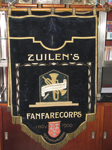 862364 Afbeelding van en vaandel van het 'Zuilen's Fanfarecorps' (opgericht 1 nov. 1900), dat opgesteld gaat worden in ...